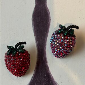 Vintage Weiss Sparkling Strawberry Brooch Set